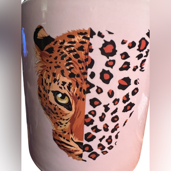 House and Nature NWT Delightful Bronzed Leather Scented 18 Oz Cheetah Candle - Picture 3 of 6